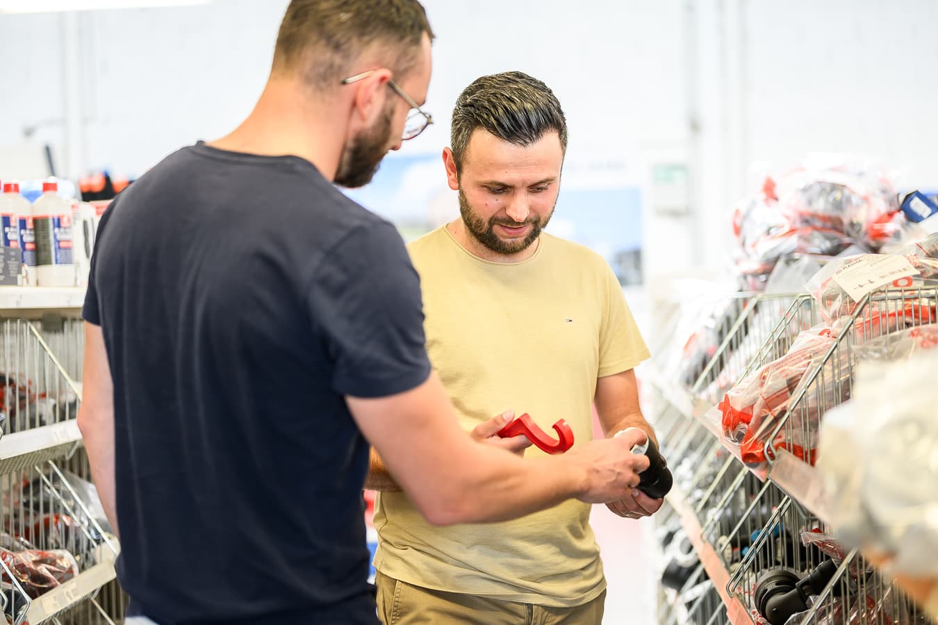 Deux commerciaux échangeant sur un produit