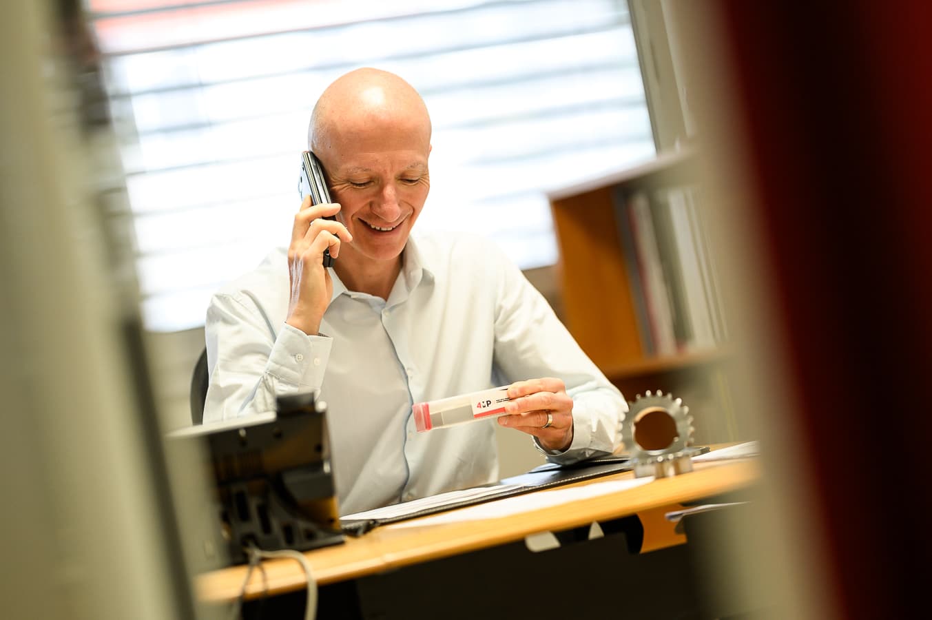 Un conseiller téléphonique avec une pièce